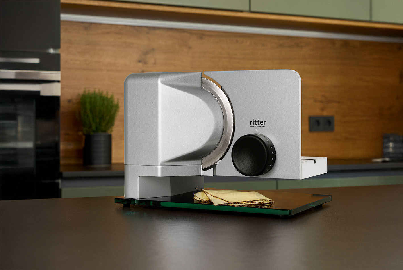 Elektrischer Allesschneider mit geschnittenem Käse, in moderner Küche