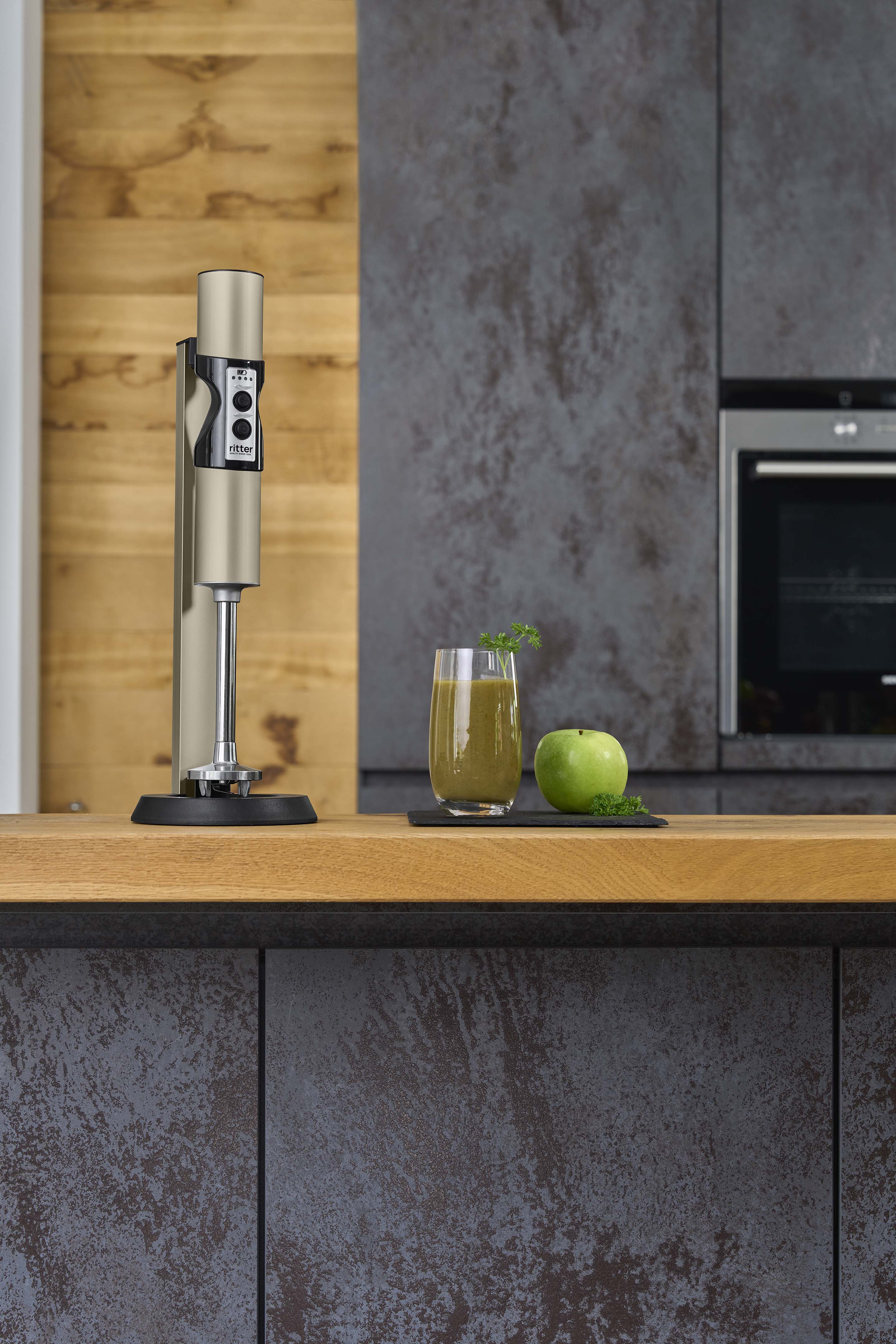 Elektrischer Stabmixer in moderner Küche