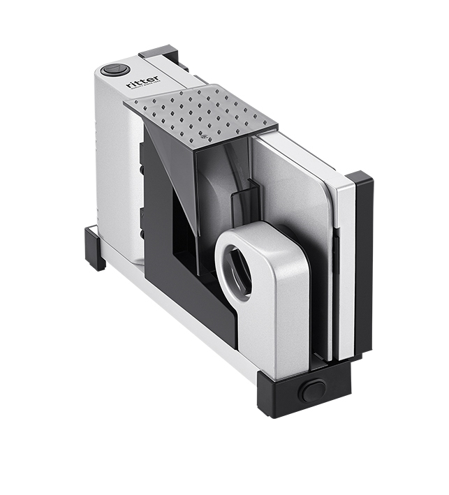 Elektrischer Allesschneider in silber, schräge Ansicht