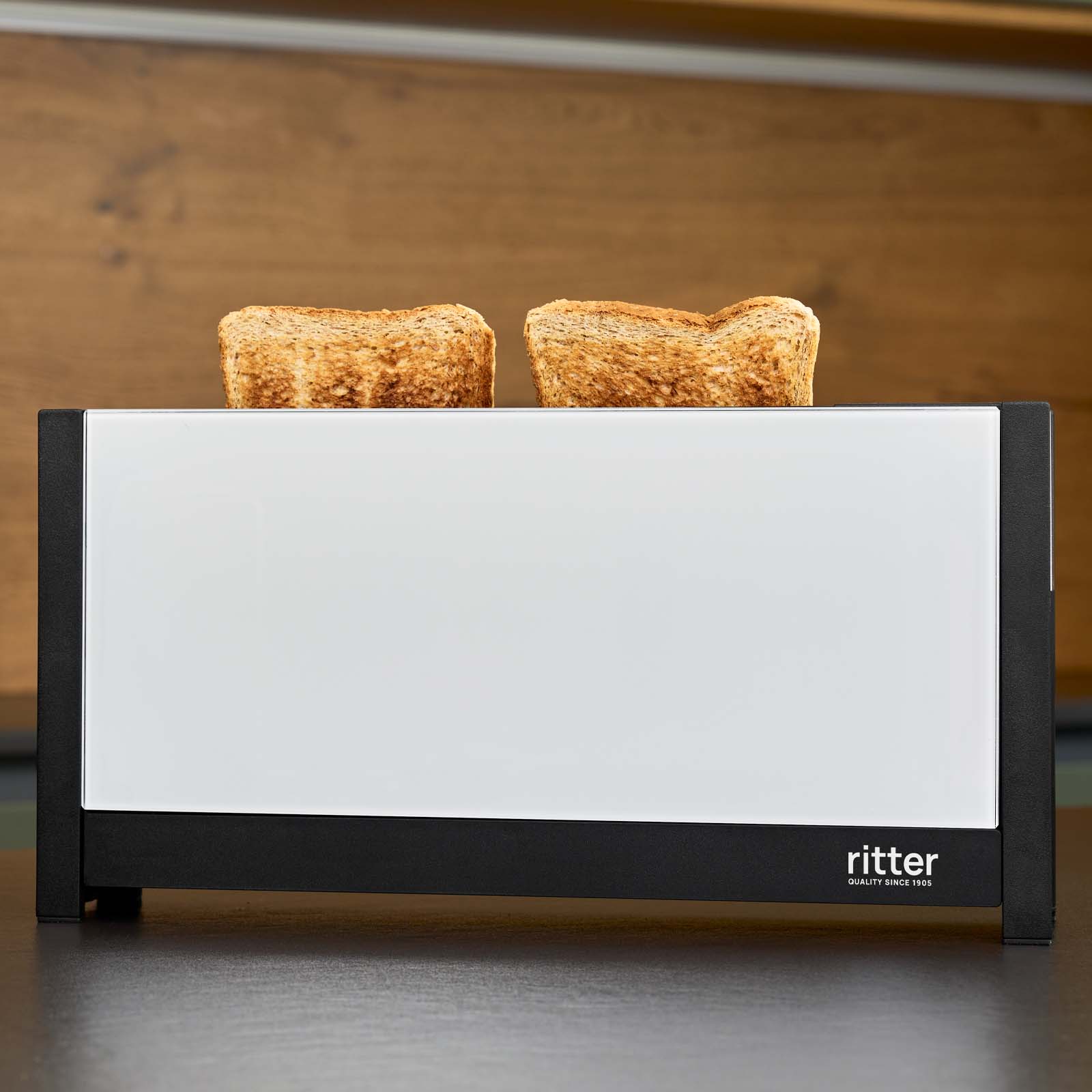 Der weiße elektrische Toaster mit zwei Scheiben Toastbrot.