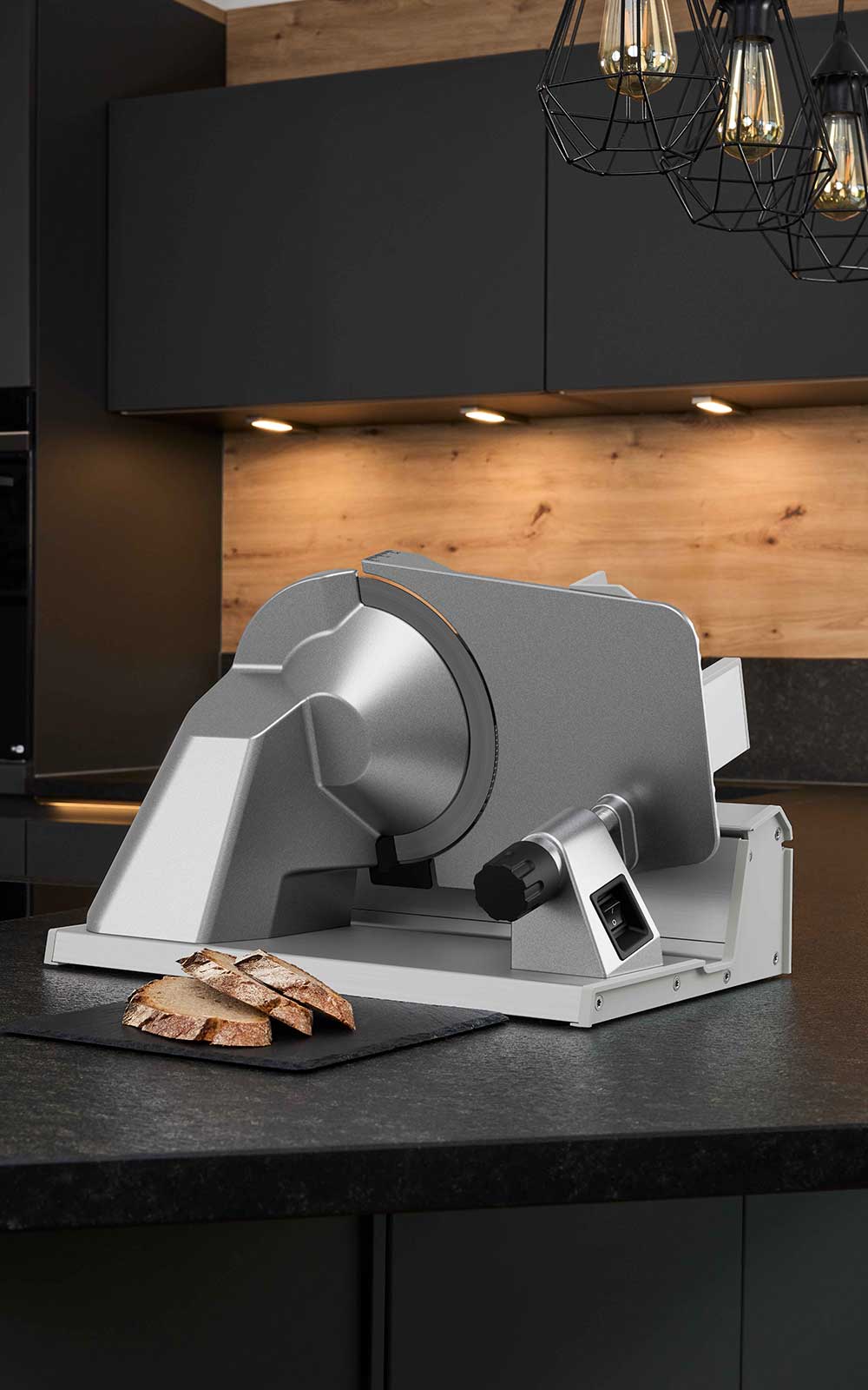 Ein Bild des Feinschneiders der in einer Küche steht und aufgeschnittene Brotscheiben neben sich liegen hat. Ein Bild des Feinschneiders der in einer Küche steht und aufgeschnittene Brotscheiben neben sich liegen hat.