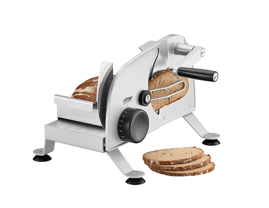 Silberner manueller Allesschneider der Marke ritter mit schwarzem Drehknopf und Griff, schneidet Brot-Scheiben