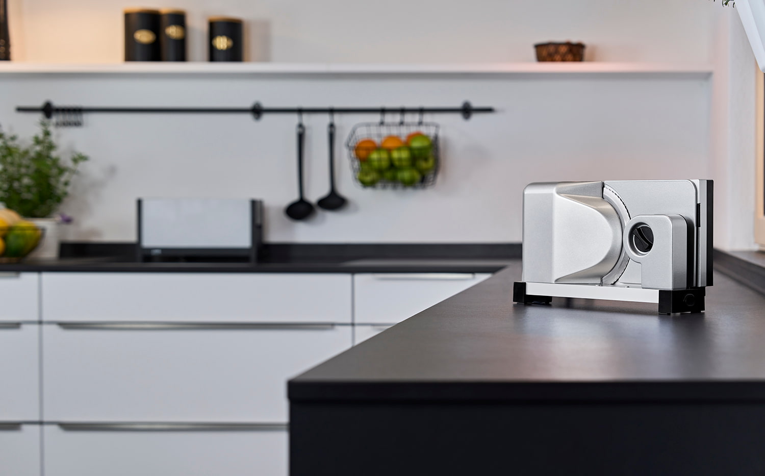 Elektrischer Allesschneider in moderner Küche