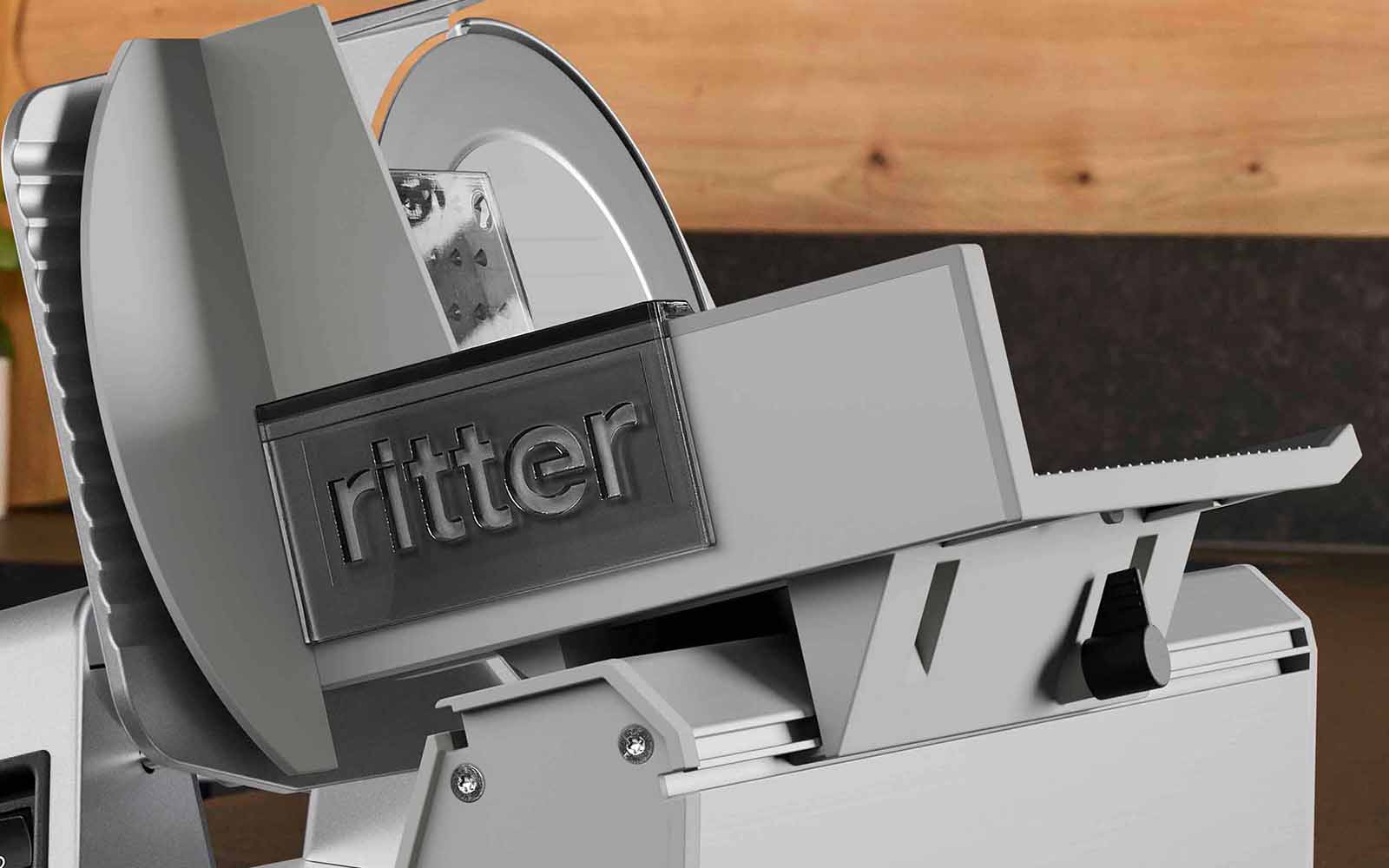 Der Schlitten und der Restehalter des Feinschneiders die an der Maschine befestigt sind.