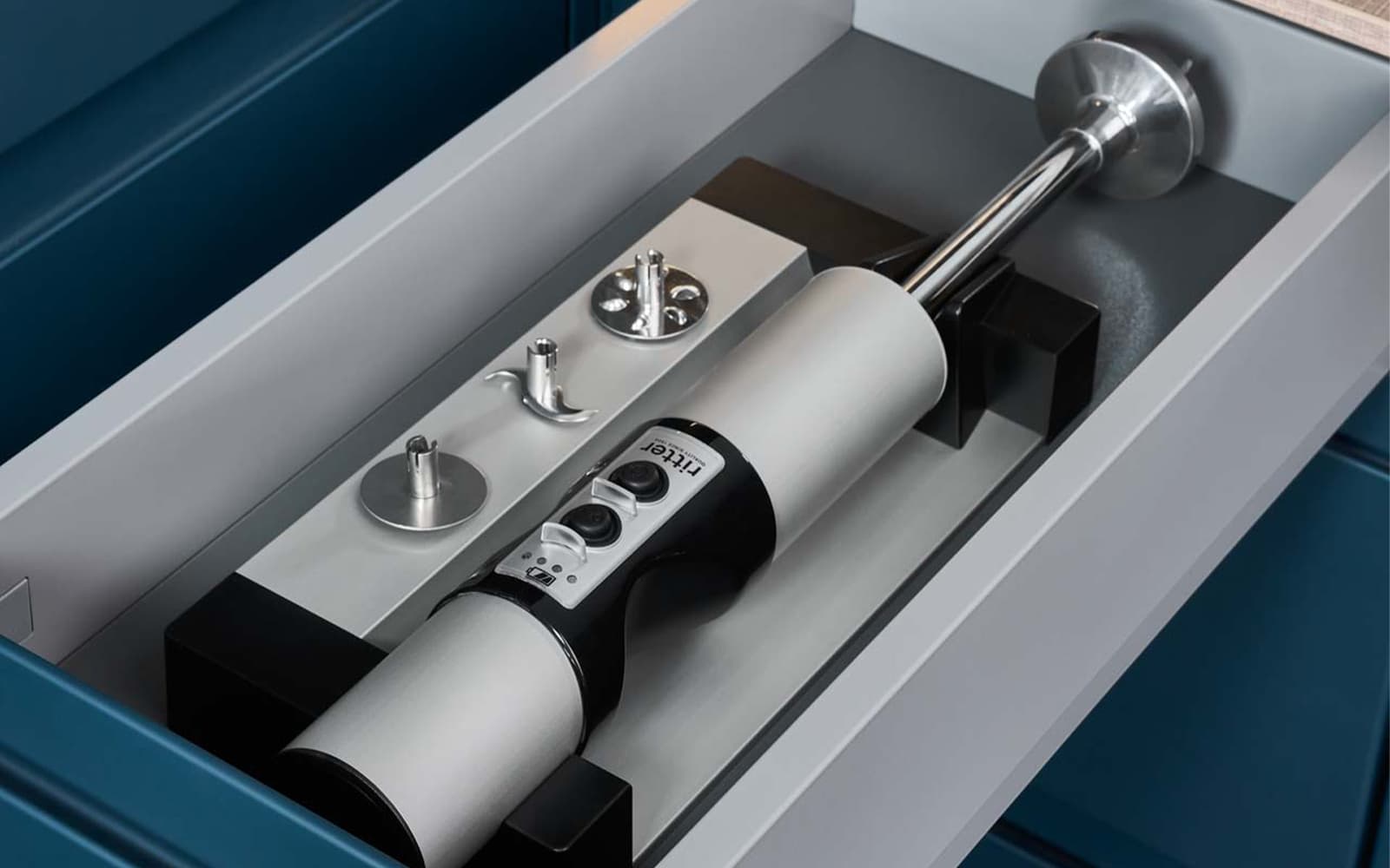 Einbau-Stabmixer in moderner Küche in einer Schublade