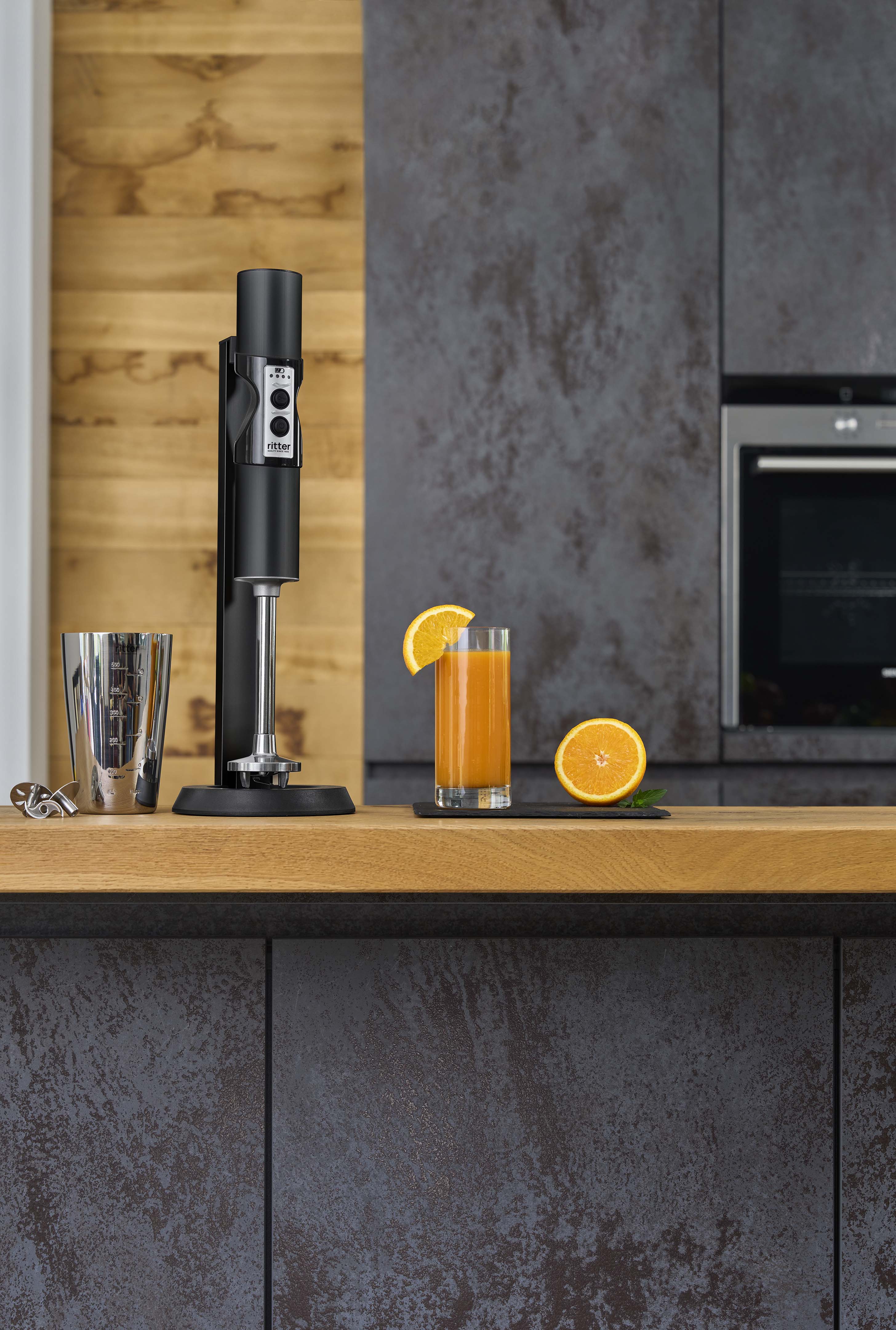 Elektrischer Stabmixer in moderner Küche