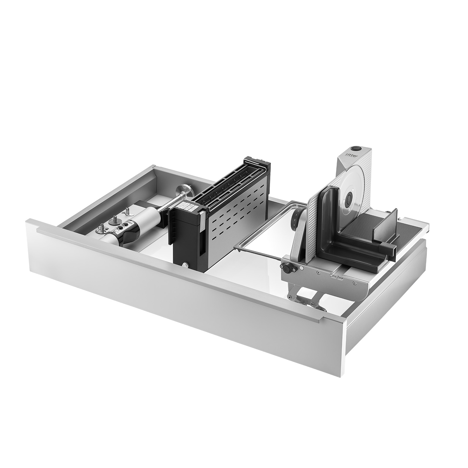 Ein Bild einer Schublade, mit einer Einbau-Kombination aus einem Einbau-Stabmixer, einem aufgestellten Einbau-Toaster und einem rechtsgeführten und aufgestellten Einbau-Allesschneider, mit weißem Hintergrund.