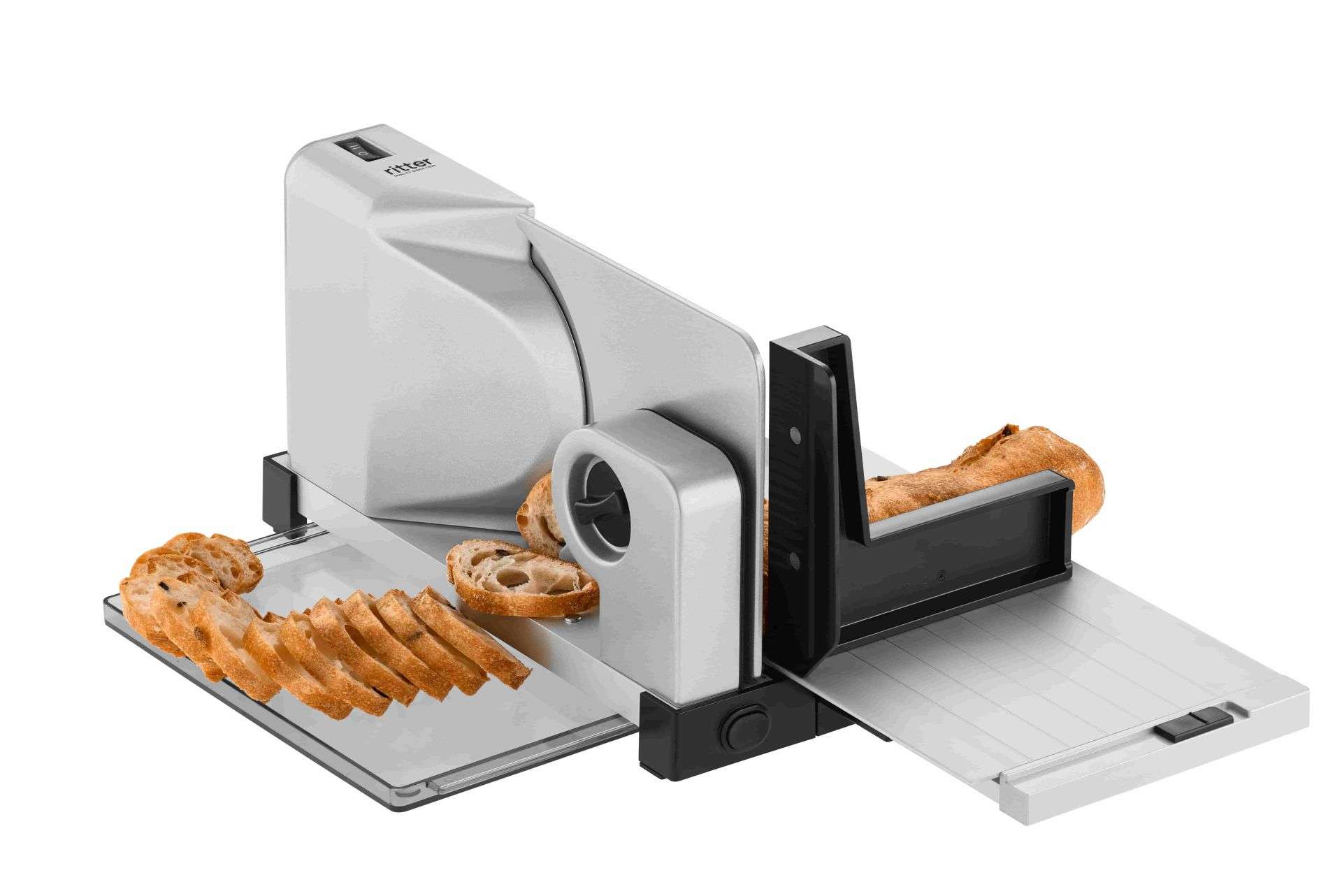 Elektrischer Allesschneider in silber, schräge Ansicht mit Schneidgut