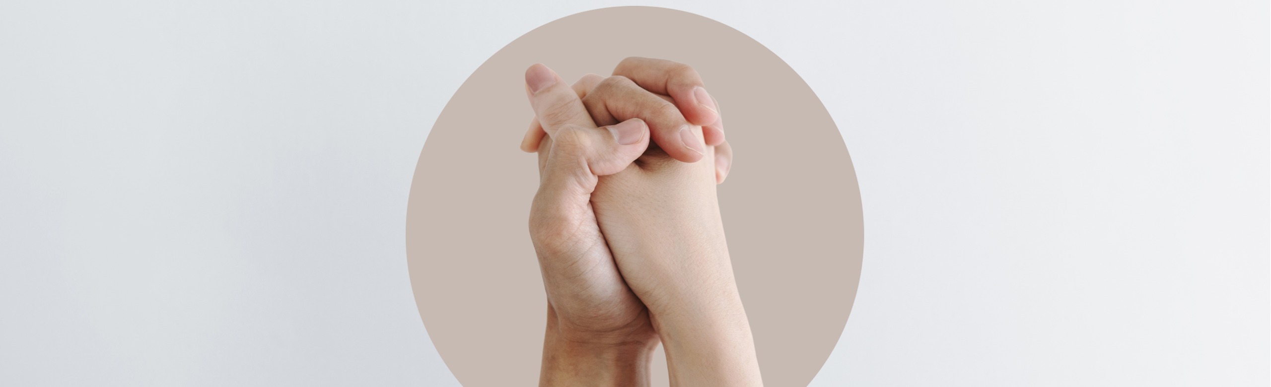Hand in Hand in einem Kreis
