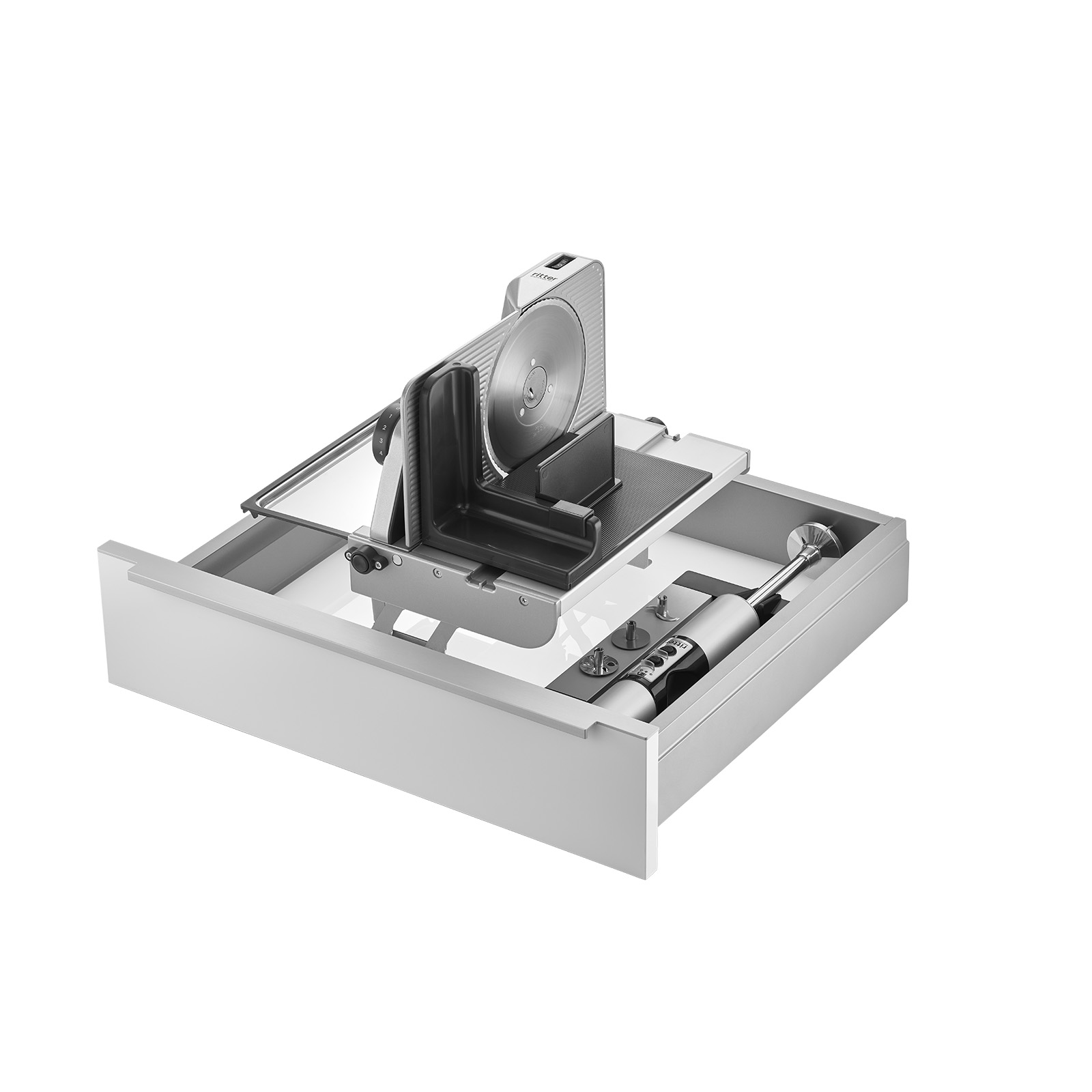 Ein Bild einer Schublade, mit einer Einbau-Kombination aus einem Einbau-Stabmixer und einem rechtsgeführten und aufgestellten Einbau-Allesschneider, mit weißem Hintergrund.