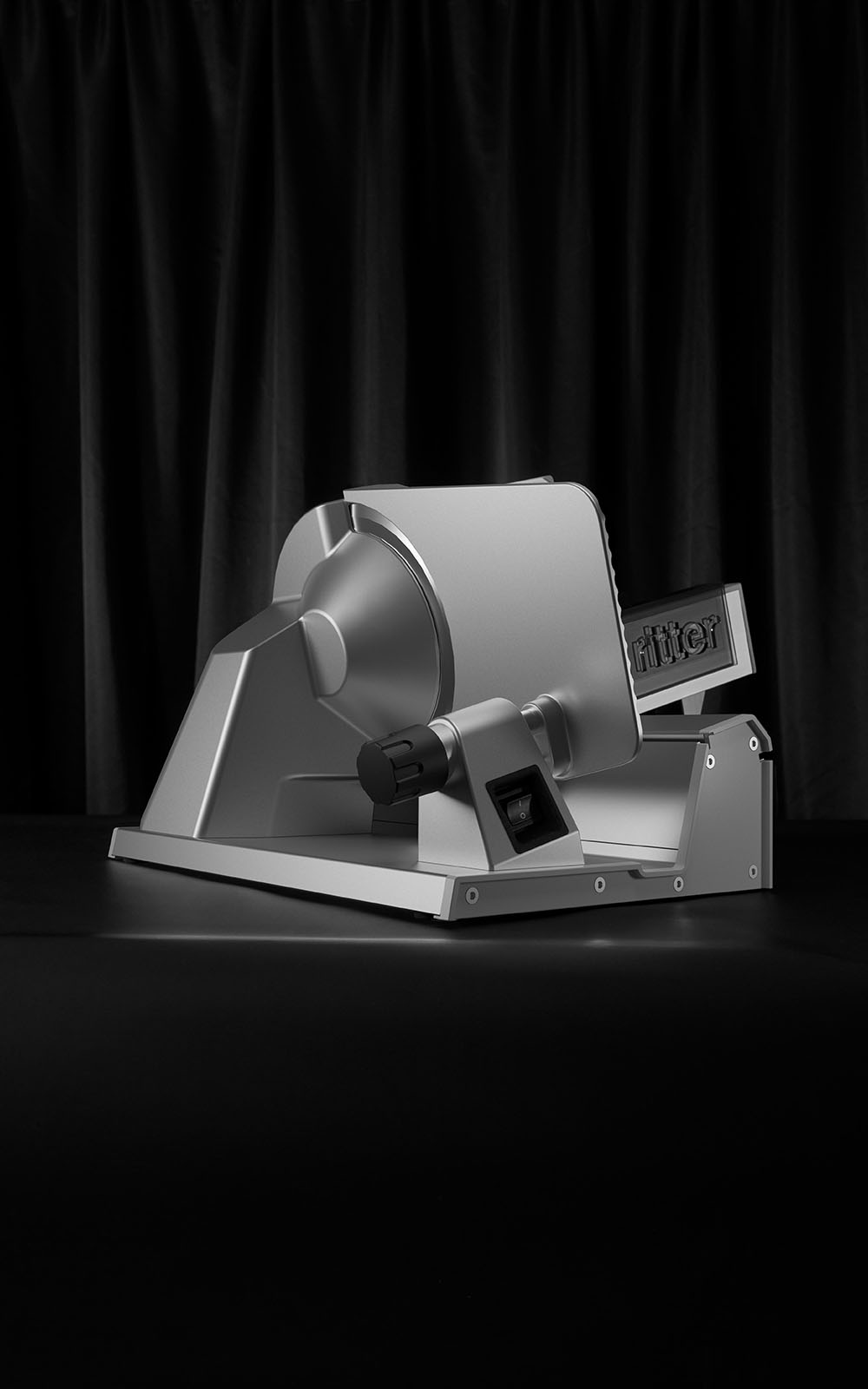 Feinschneider mit schwarzem Vorhang im Hintergrund Feinschneider mit schwarzem Vorhang im Hintergrund