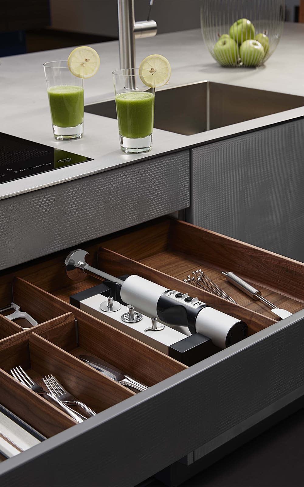 Einbau-Stabmixer in moderner, dunkler Küche Einbau-Stabmixer in moderner, dunkler Küche