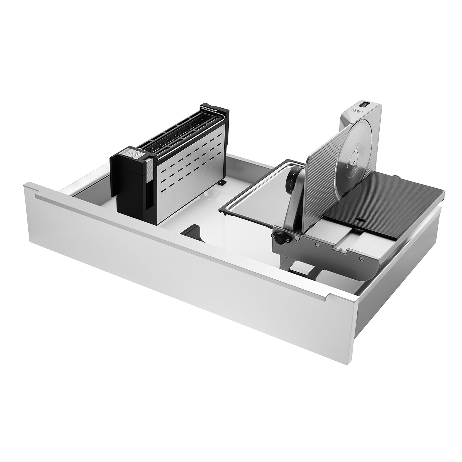 Ein Bild einer Schublade, mit einer Einbau-Kombination aus einem aufgestellten Einbau-Toaster und einem rechtsgeführten und aufgestellten Einbau-Allesschneider, mit weißem Hintergrund.