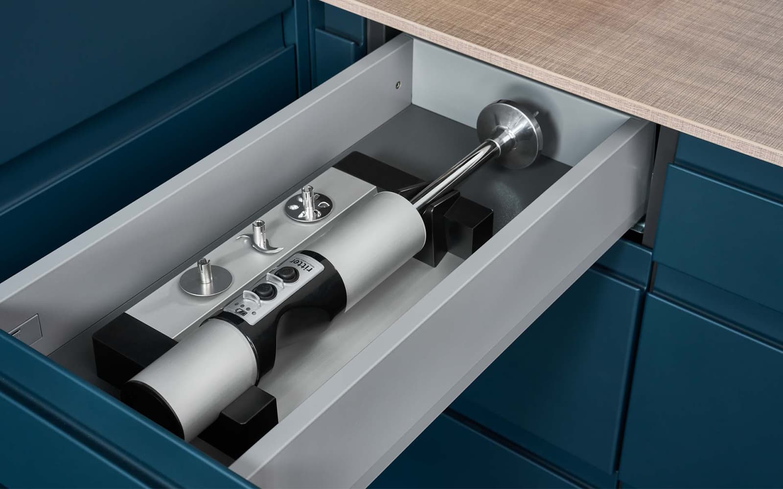 Einbau-Stabmixer in moderner Küche in einer Schublade
