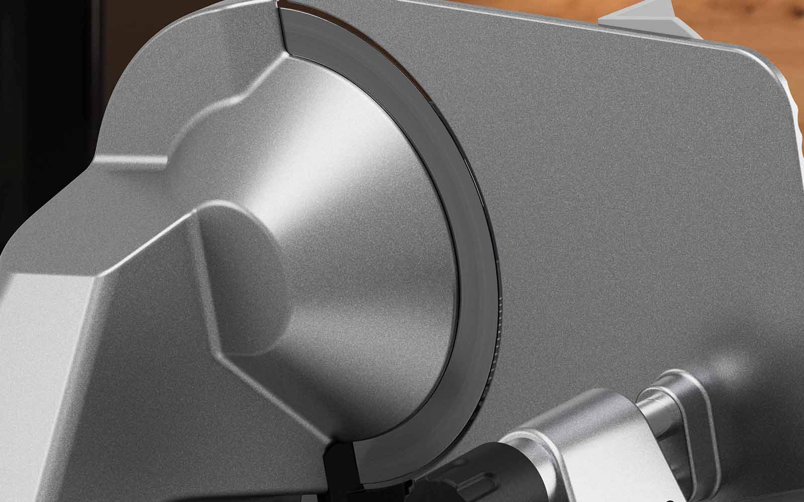 Silberner Motorkopf des Feinschneiders mit befestigtem Messer.