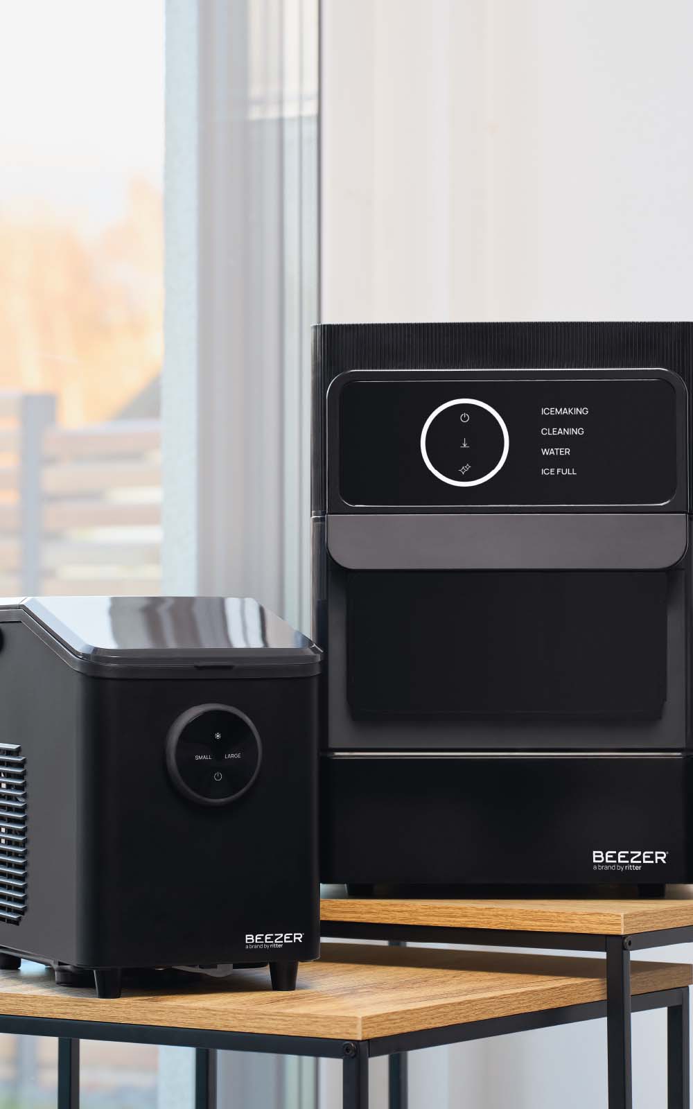 Schwarze Eiswürfelmaschine und Eiskugelmaschine auf Beistelltischen.