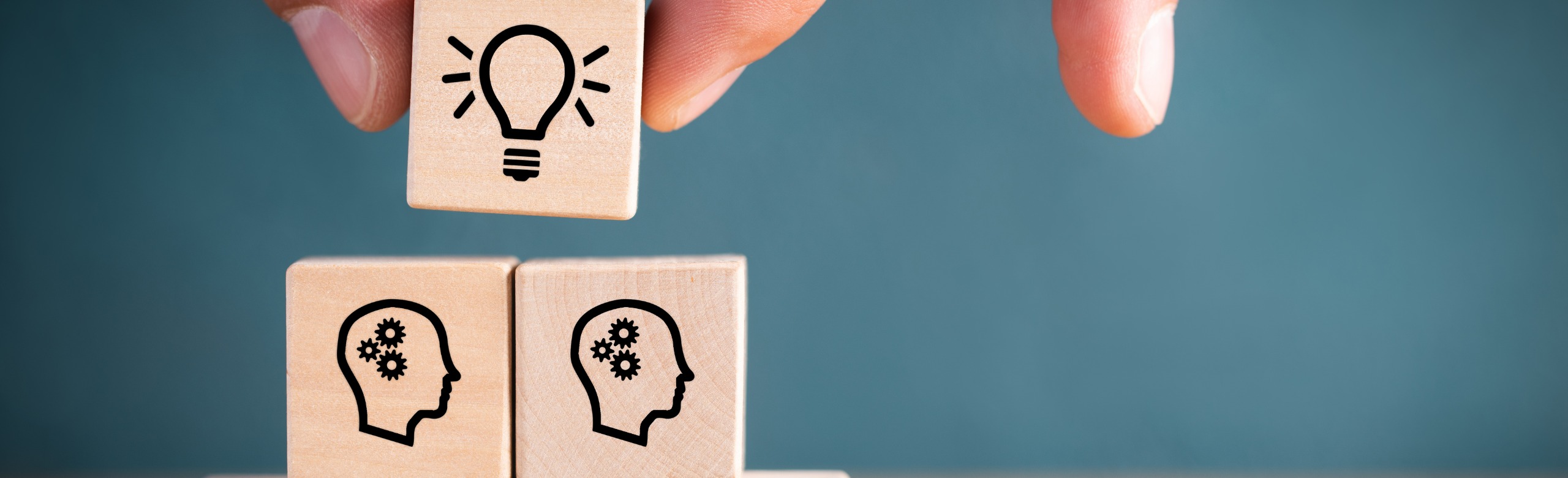 Innovationskraft 3 cubes on a blue background