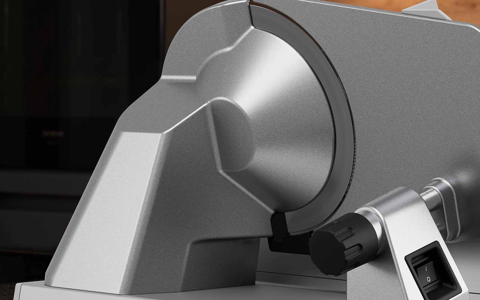 Silberner Motorkopf des Feinschneiders mit befestigtem Messer.