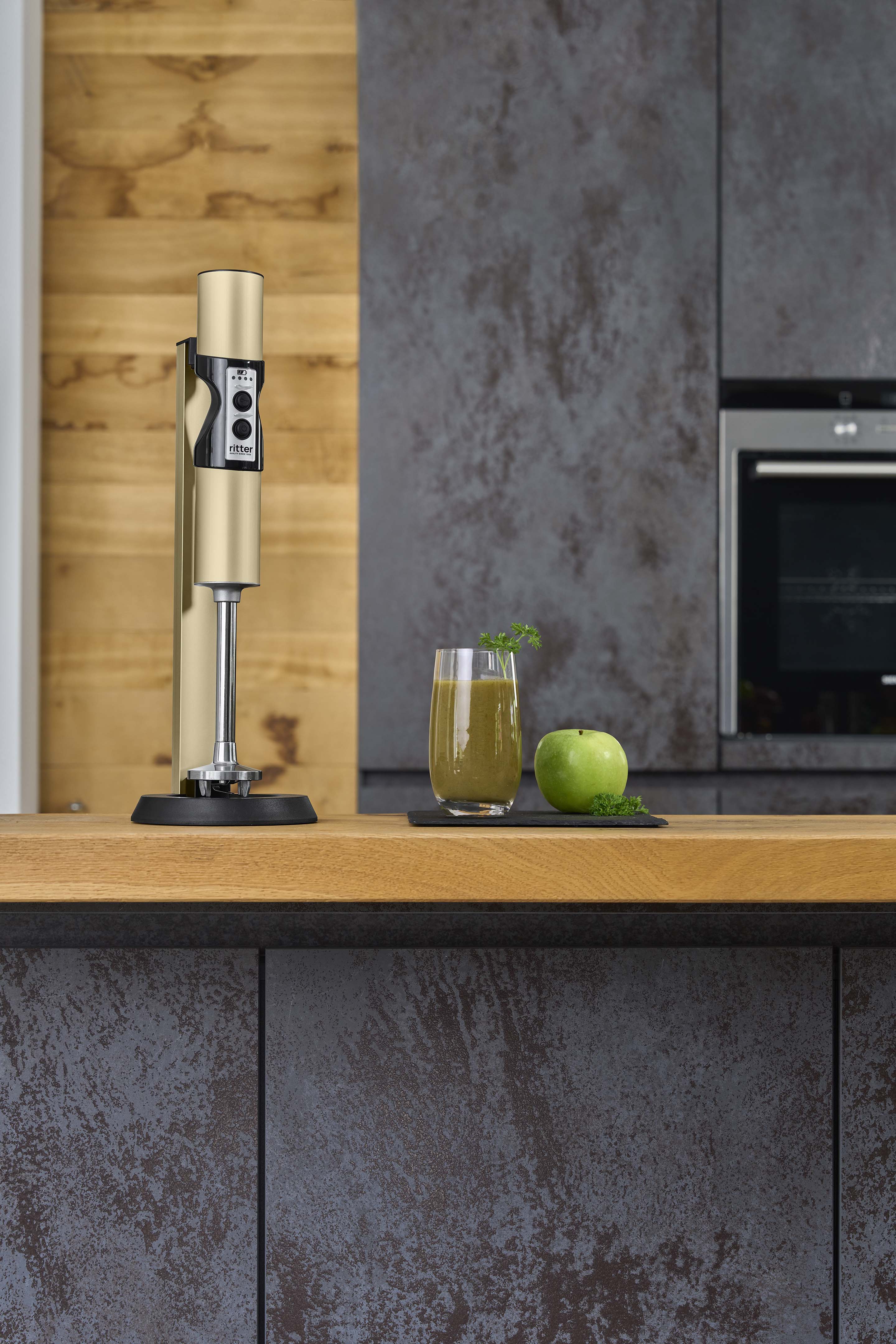 Elektrischer Stabmixer in moderner Küche