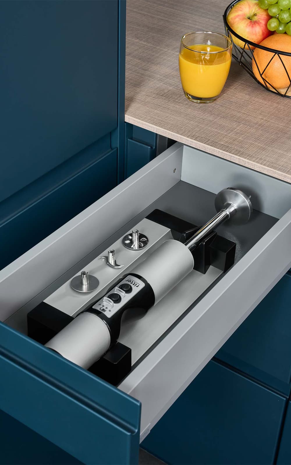 Ein Bild des Einbau-Stabmixers, der in einer Küchenschublade liegt. Ein Bild des Einbau-Stabmixers, der in einer Küchenschublade liegt.