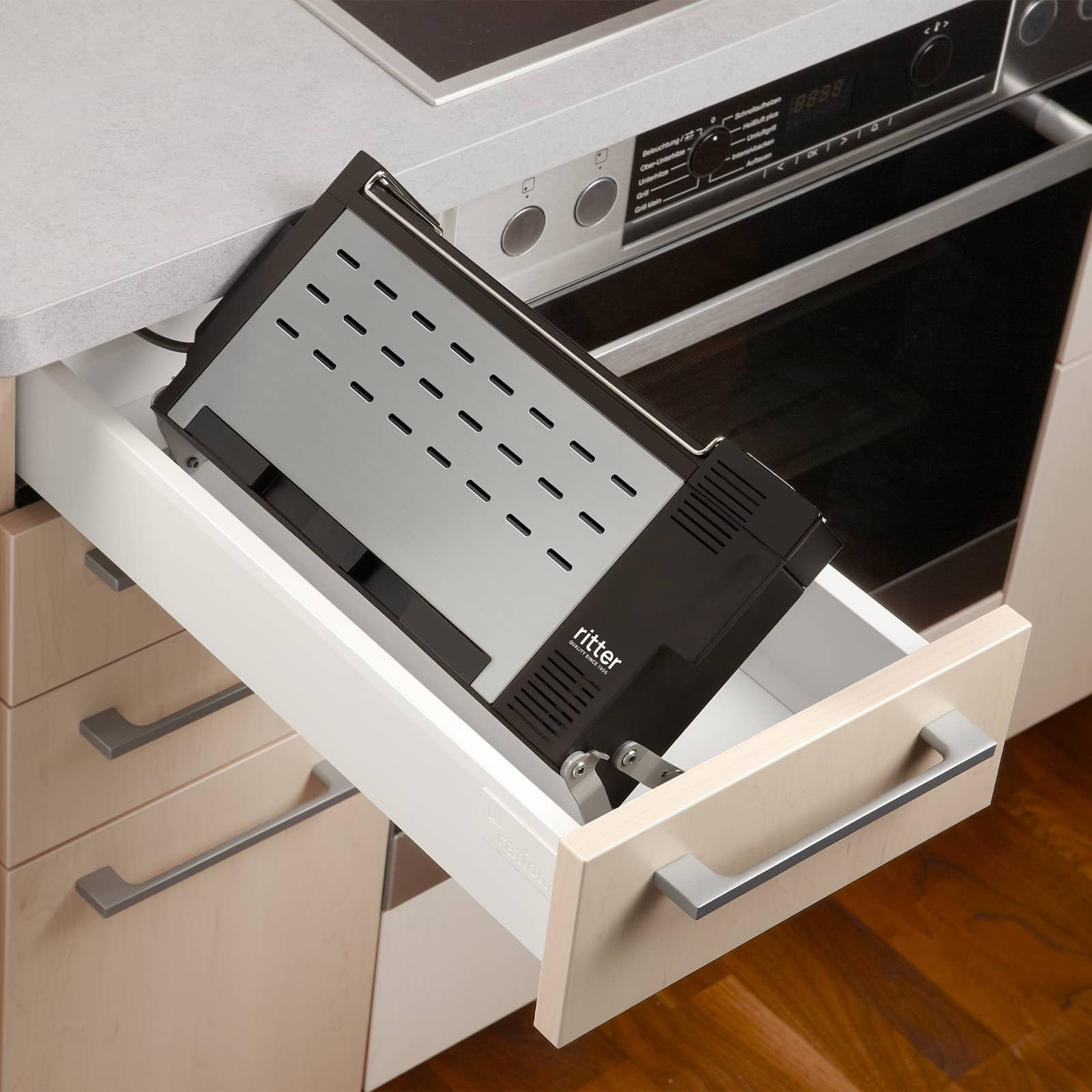 Der in eine Schublade ausgeklappte Einbau-Toaster.